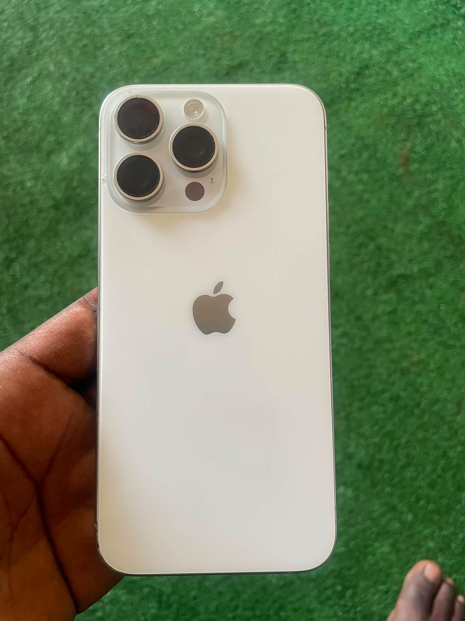 iPhone 15 pro max 256gb Face ID ✓ True Tone ✓ bh 88% no changed