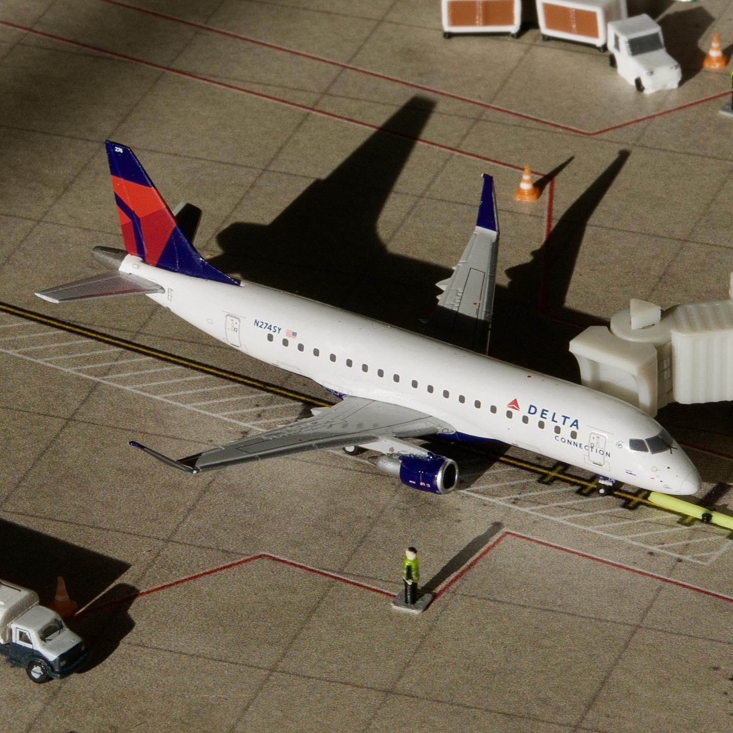 Maquette Avion GeminiJets Contour Airlines Embraer ERJ-145 1:200 – N12552, 14 Cm