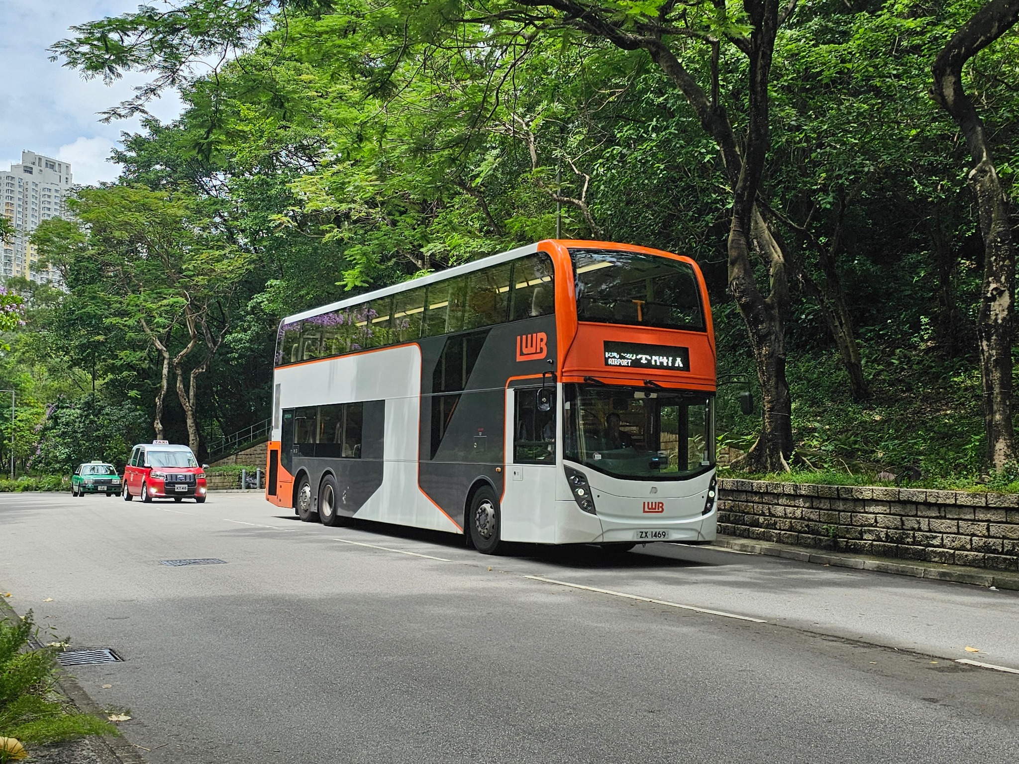 enviro500 mmc facelift bus travels to airport