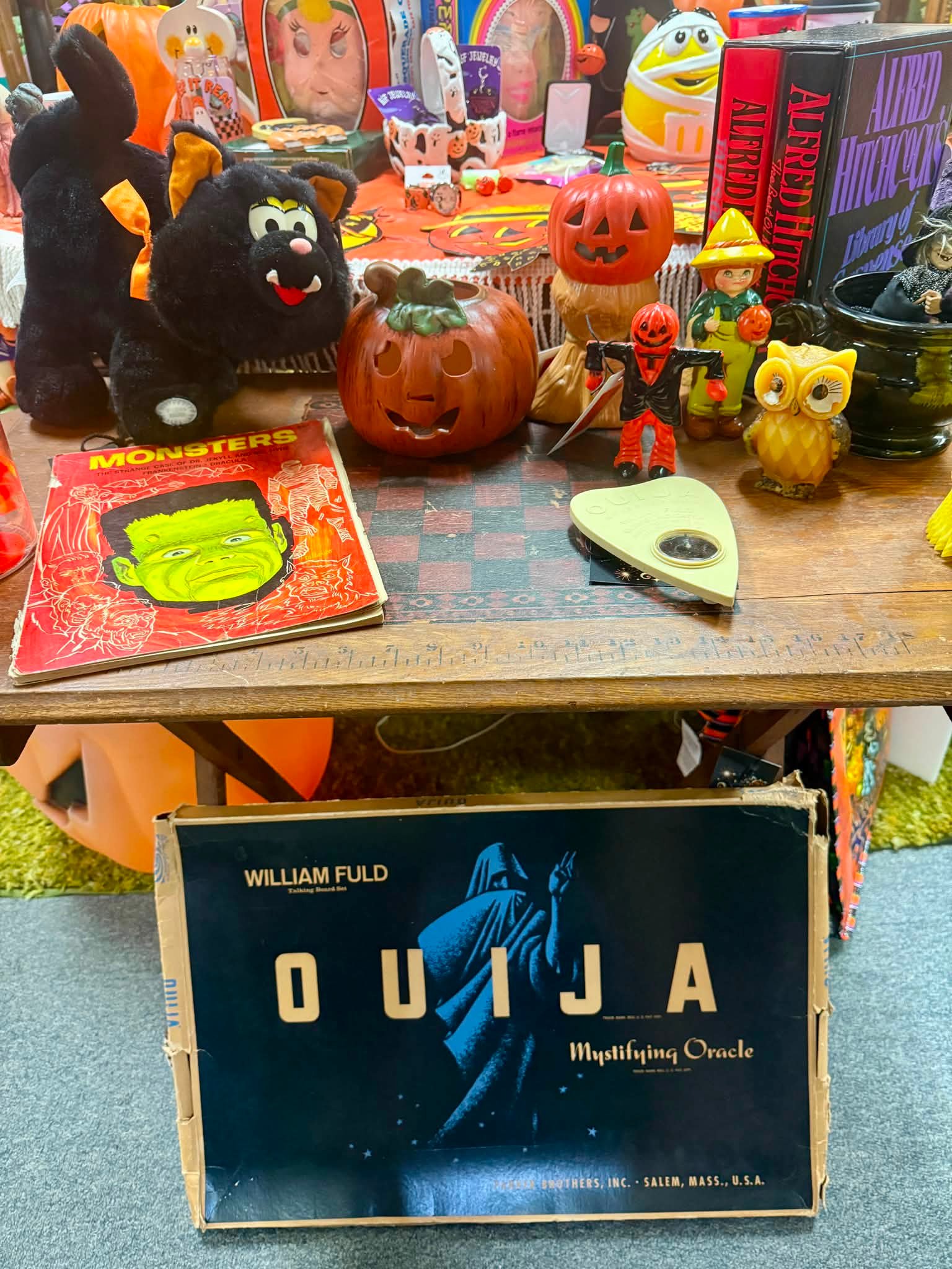Halloween雑貨★まとめ売り【ヴィンテージ】ストラップ・バッグ・置き物など The Vintage Collective's spooky season displays in Leonardtown