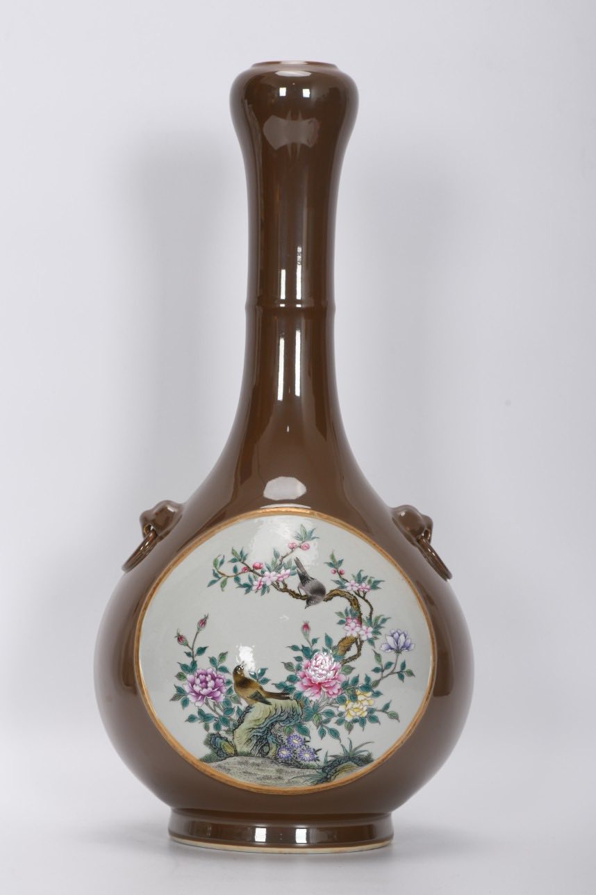 清乾隆：珐琅彩紫金袖开光画鸟狮头高胫蒜头瓶，高42.3厘米，口径4.7