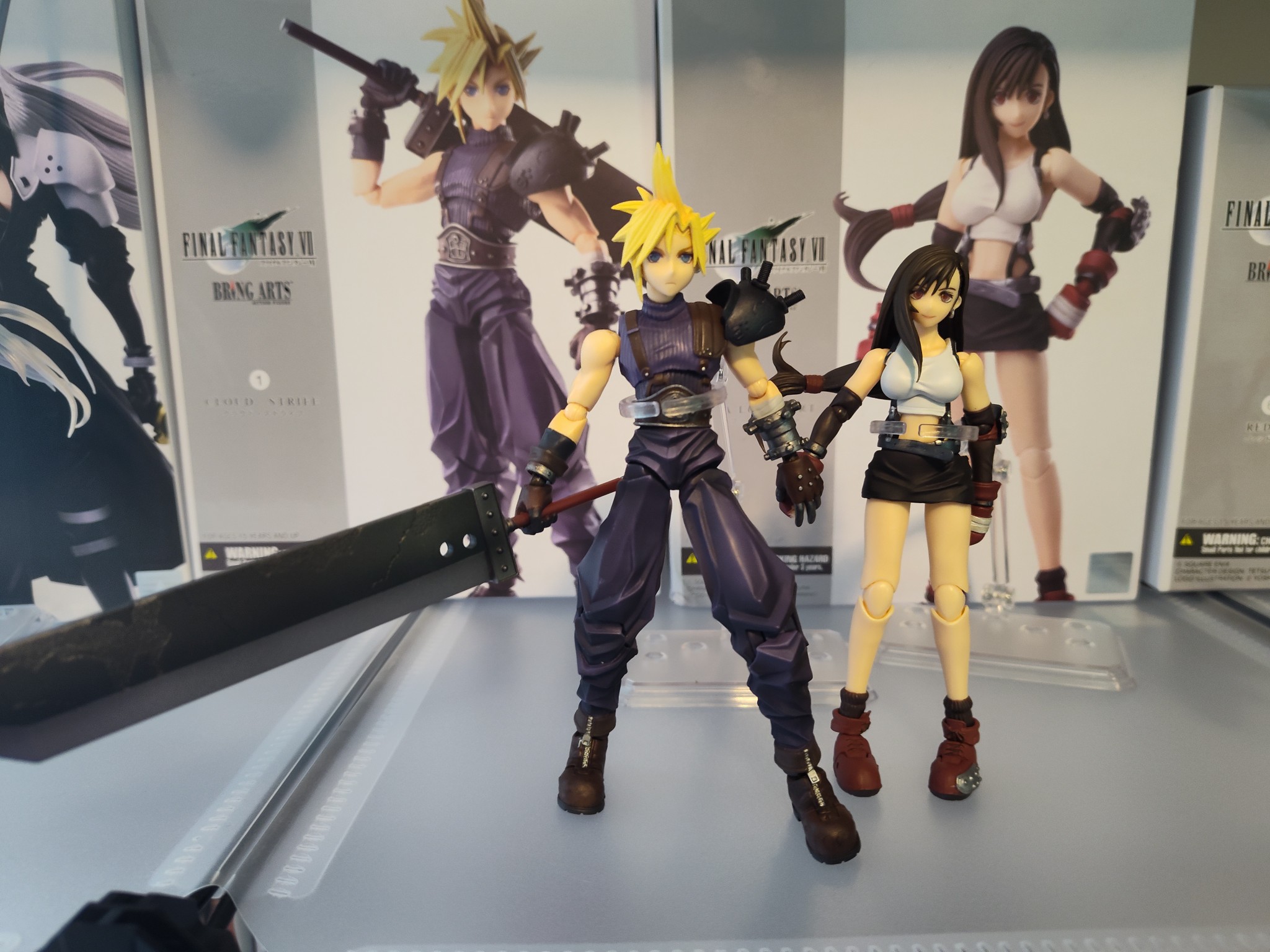 Final Fantasy VII Remake figure set with Sephiroth and meteorite