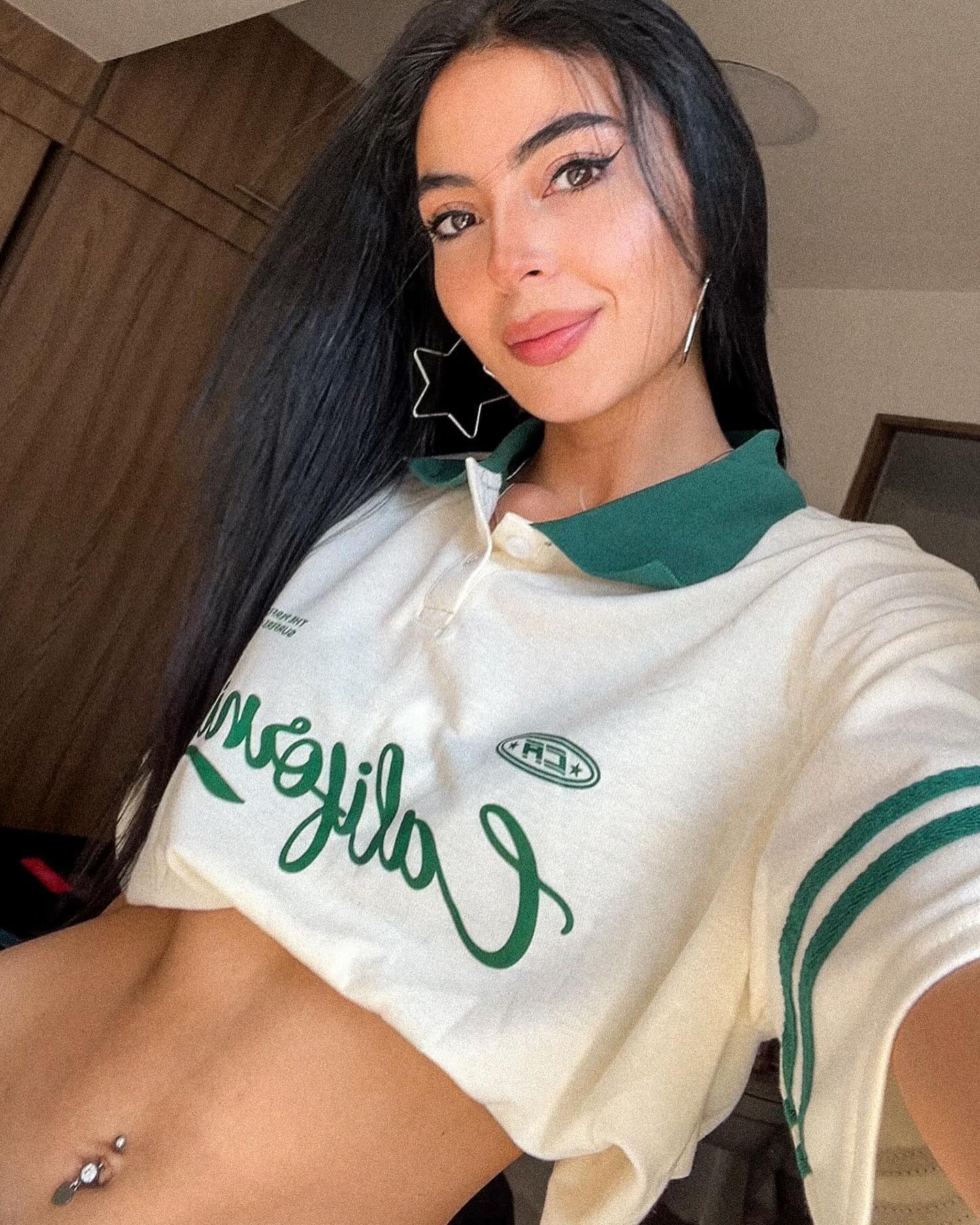 Holly Haze Holly Haze added a new photo — in Medellín,...