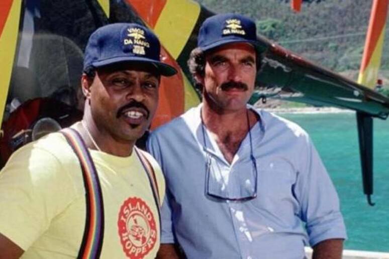 Maglietta Uomo Island Hoppers Magnum PI – Grigia – Taglie S-5XL – Serie TV Anni 80