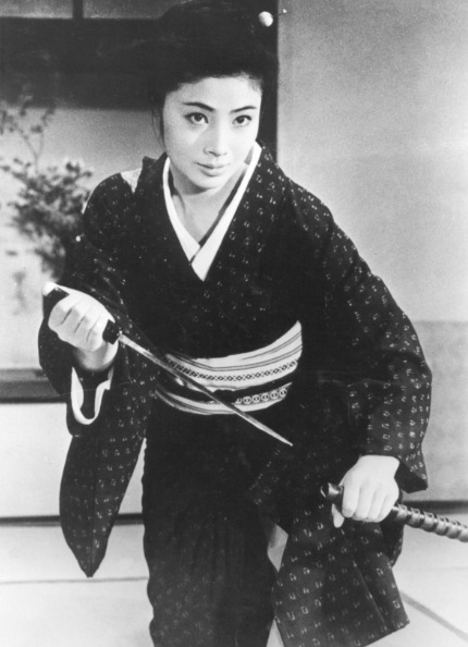 ★ 緋牡丹お竜「藤純子引退記念ブロンズ像 緋牡丹のお竜”富司純子 人気絶頂で引退…80歳の現在 着物姿で刀を握る
