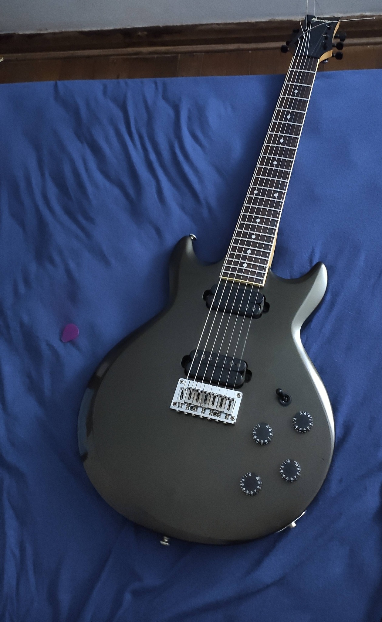 Unconventional Ibanez seven-string guitar model ax7221 features