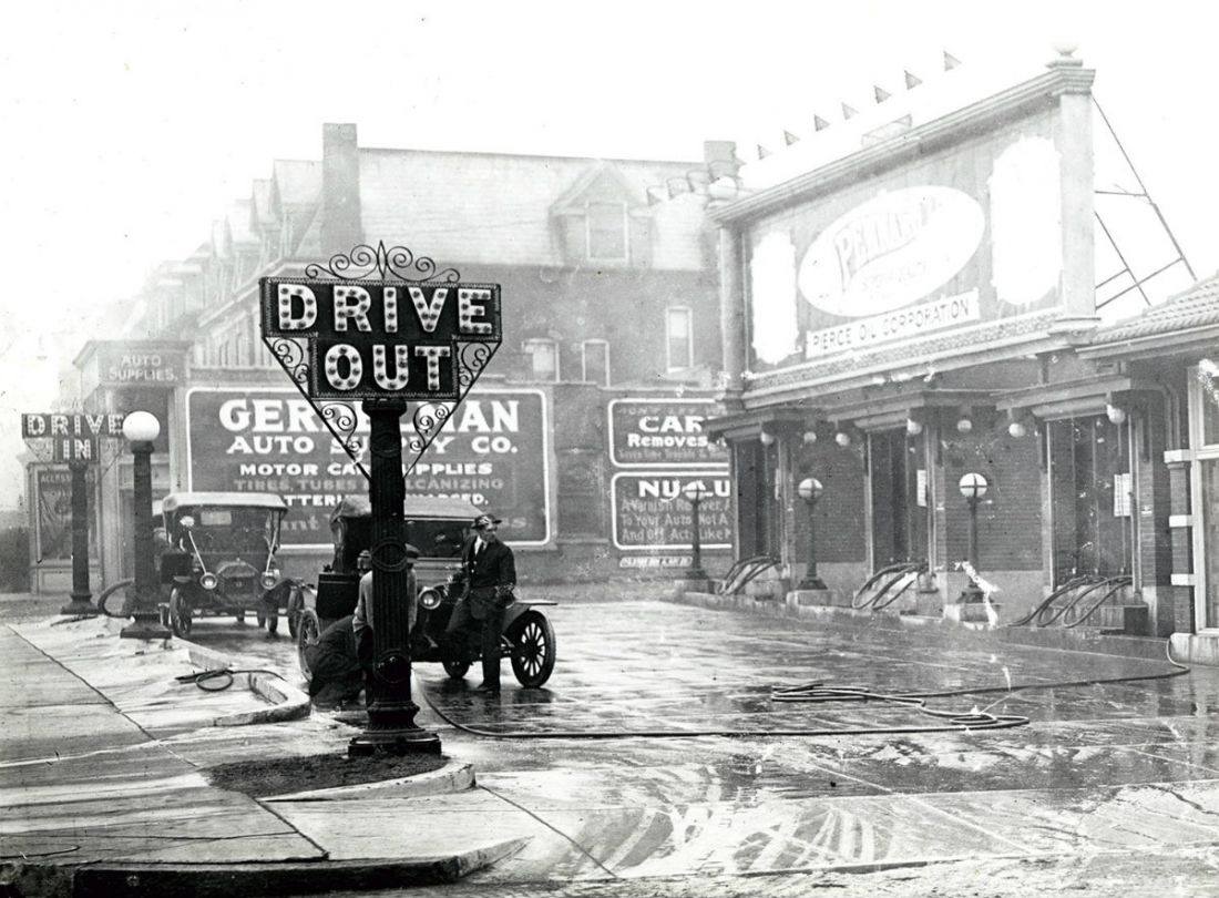 Pierce Oil Company gas station in St. Louis, 1916