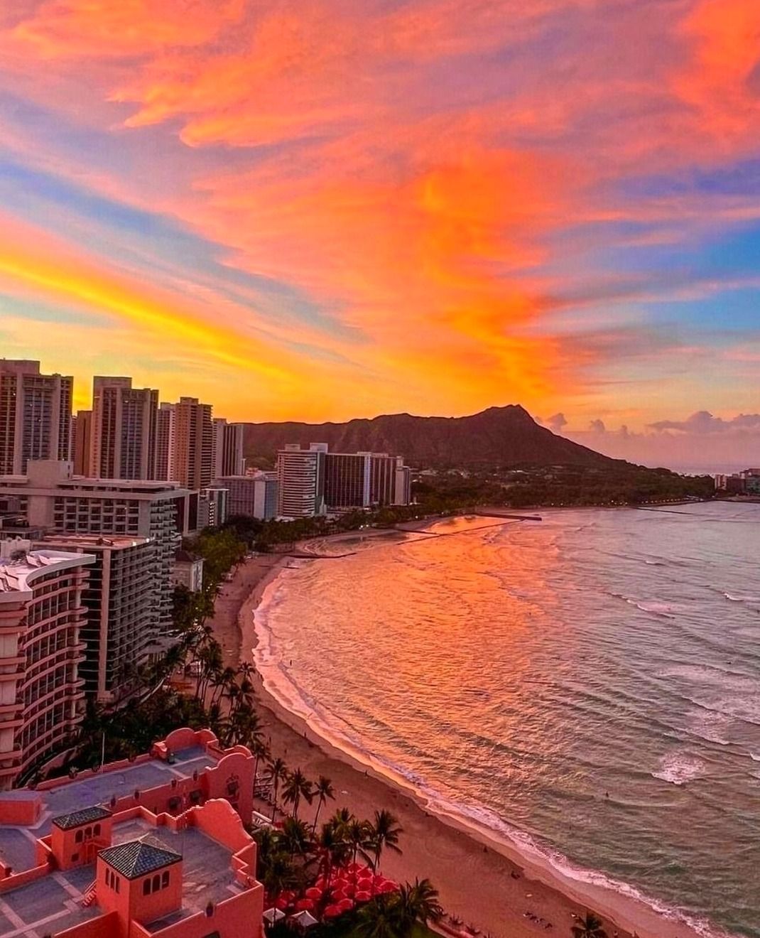 Sunrise over Waikiki: nature's masterpiece in vibrant colors