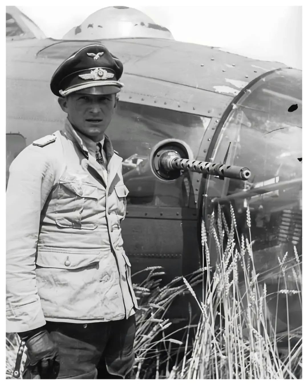 ailes-13-juillet-1943-egon-mayer-le-chasseur-de-forteresses-pose