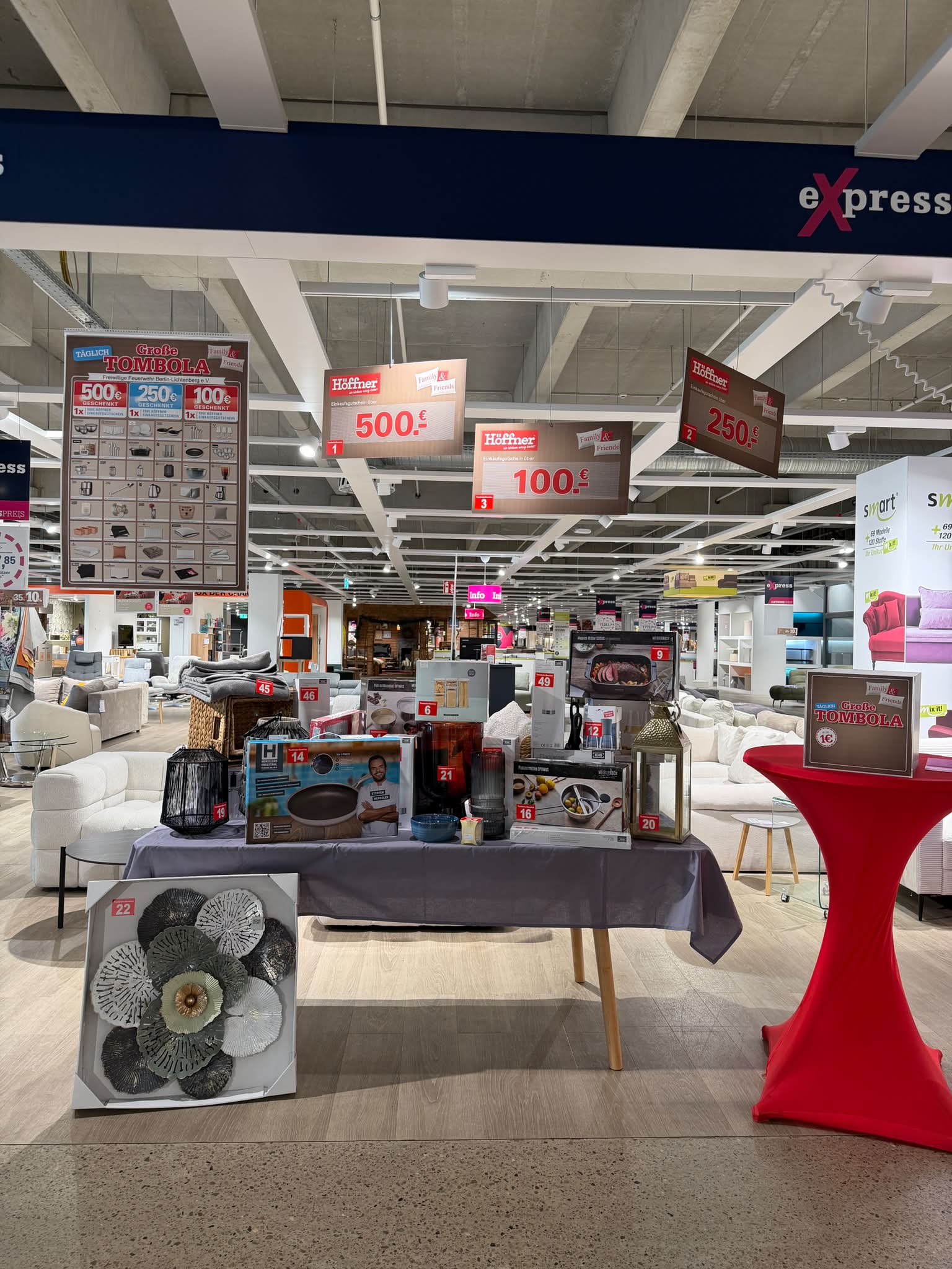 FAMILY & FRIENDS BEI MÖBEL HÖFFNER – HEUTE WIRD GEFEIERT! 🎉 Kommt vorbei und erlebt einen tollen Tag bei Möbel Höffner! 🛋️✨ 🎟️ Große Tombola – veranstaltet von Flugmodus e.V. 🎡 Glücksrad – dreht eue