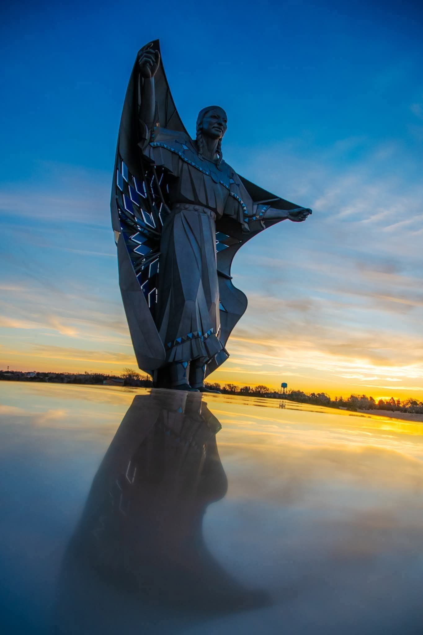 スカイテラ（アースオブジェ） Exploring Dignity of Earth and Sky statue and Akta Lakota Museum