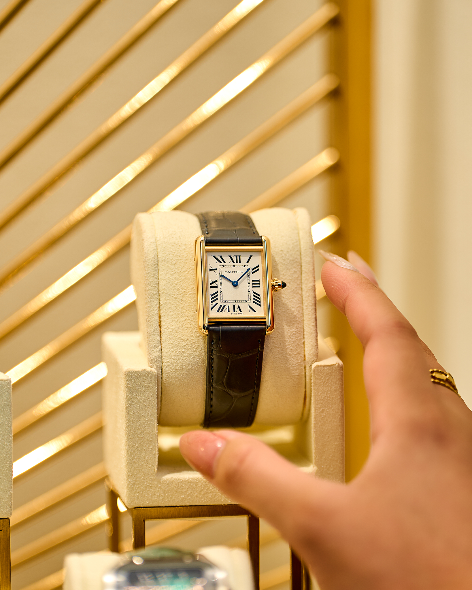 ぽ Cartier Tank Louis Medium Yellow Gold White Dial (2026) Straight