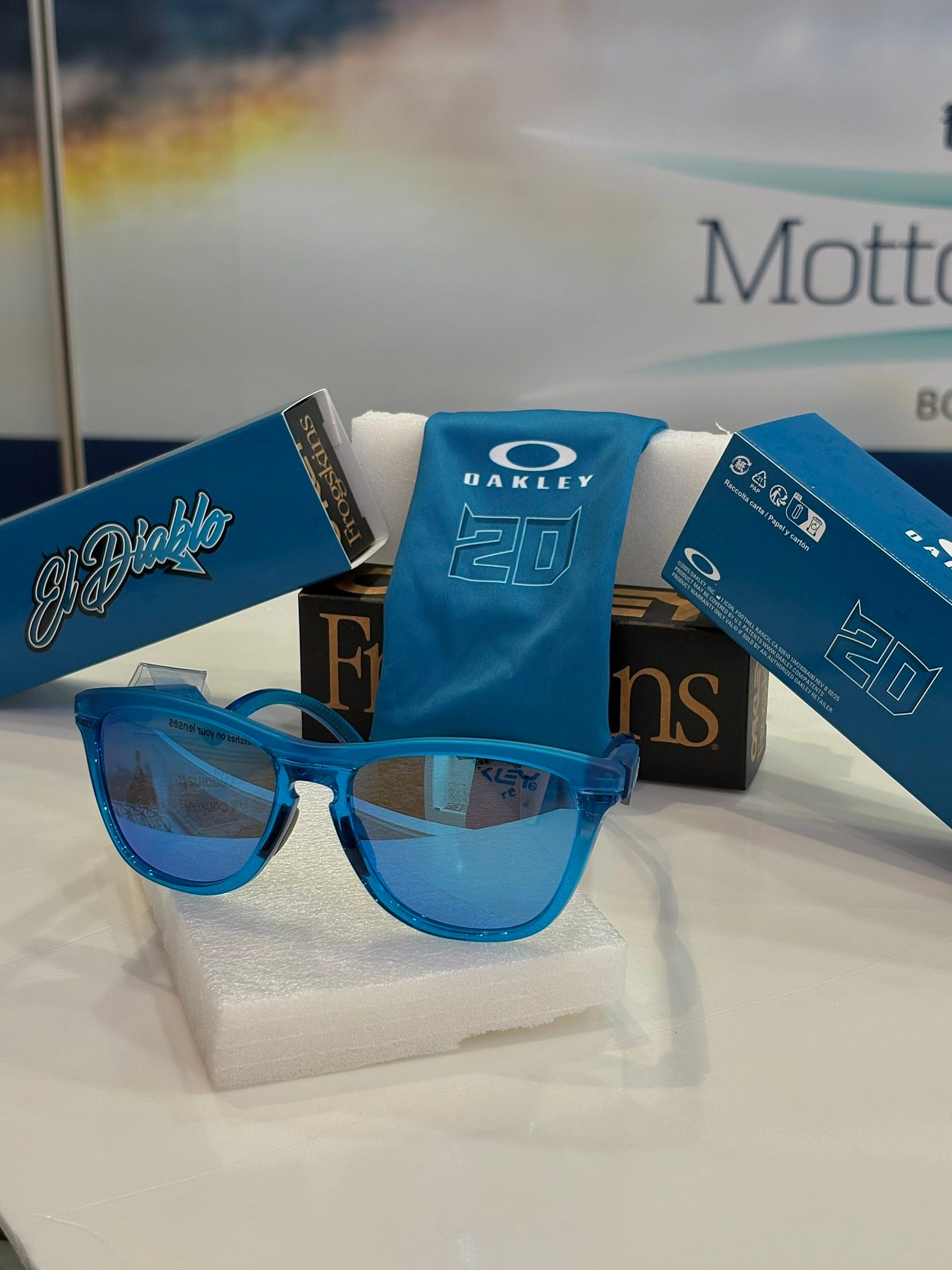 ✨ Elevate Your Style with Oakley ✨ Discover the Oakley Frogskins