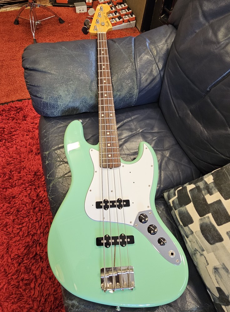 I saw this stunning 2017 made in Japan Fender 60s Jazz bass. I