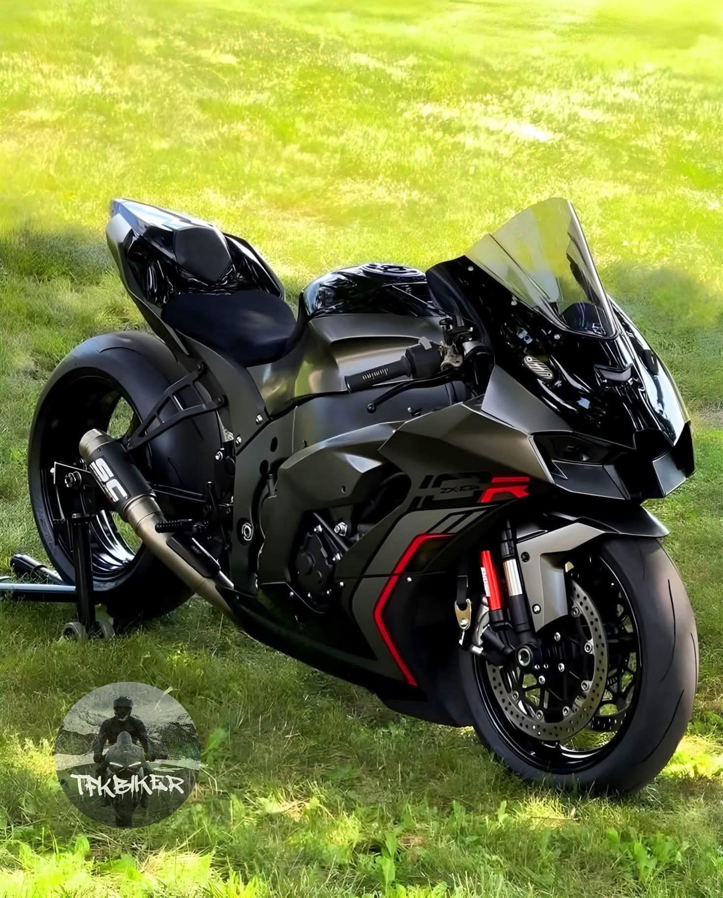 New ZX10 is growing on me, especially in black. @zx10mezz