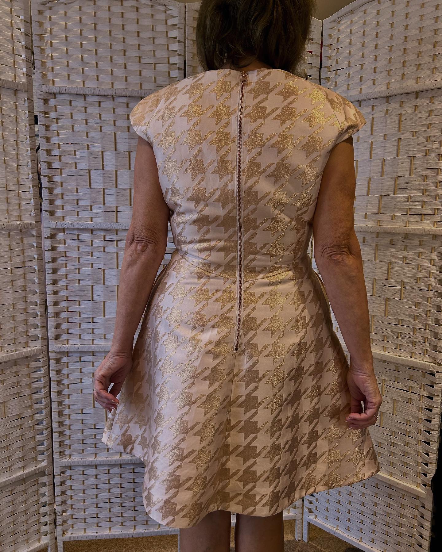 This beautiful Ted Baker skater dress in Gold/Blush Pink has a classic lacquered houndstooth pattern that has a hint of shimmer to it ✨ The hidden pockets and Gold Zip at the