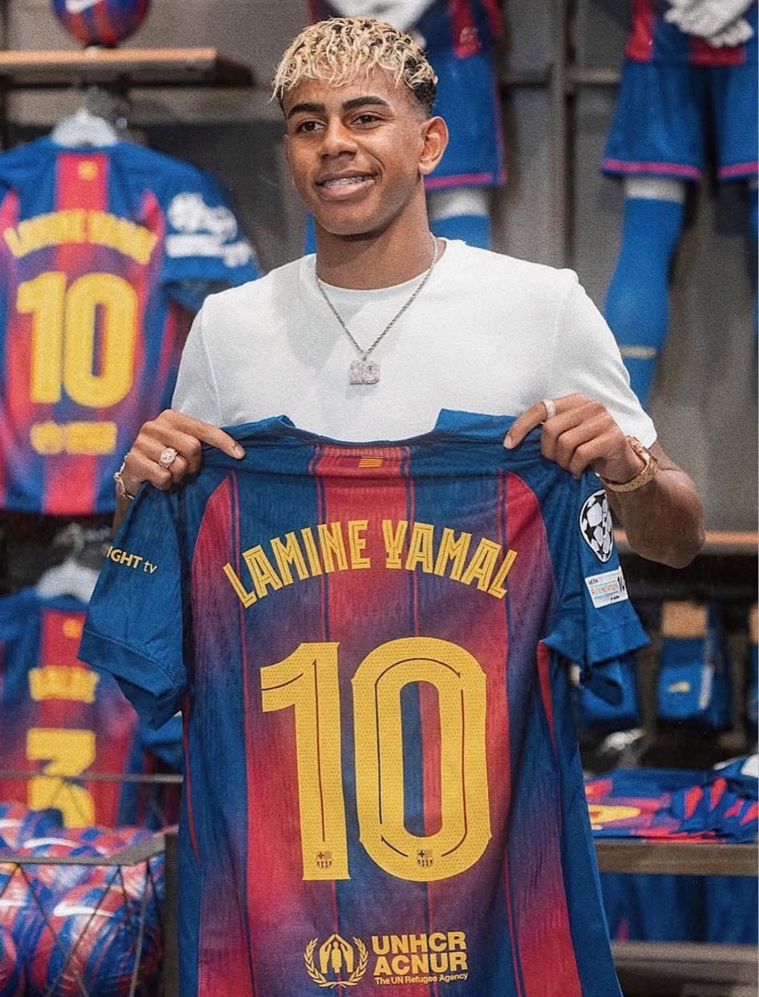 🚨 Lamine Yamal poses for the first time with his number 10! 🤩💙❤️