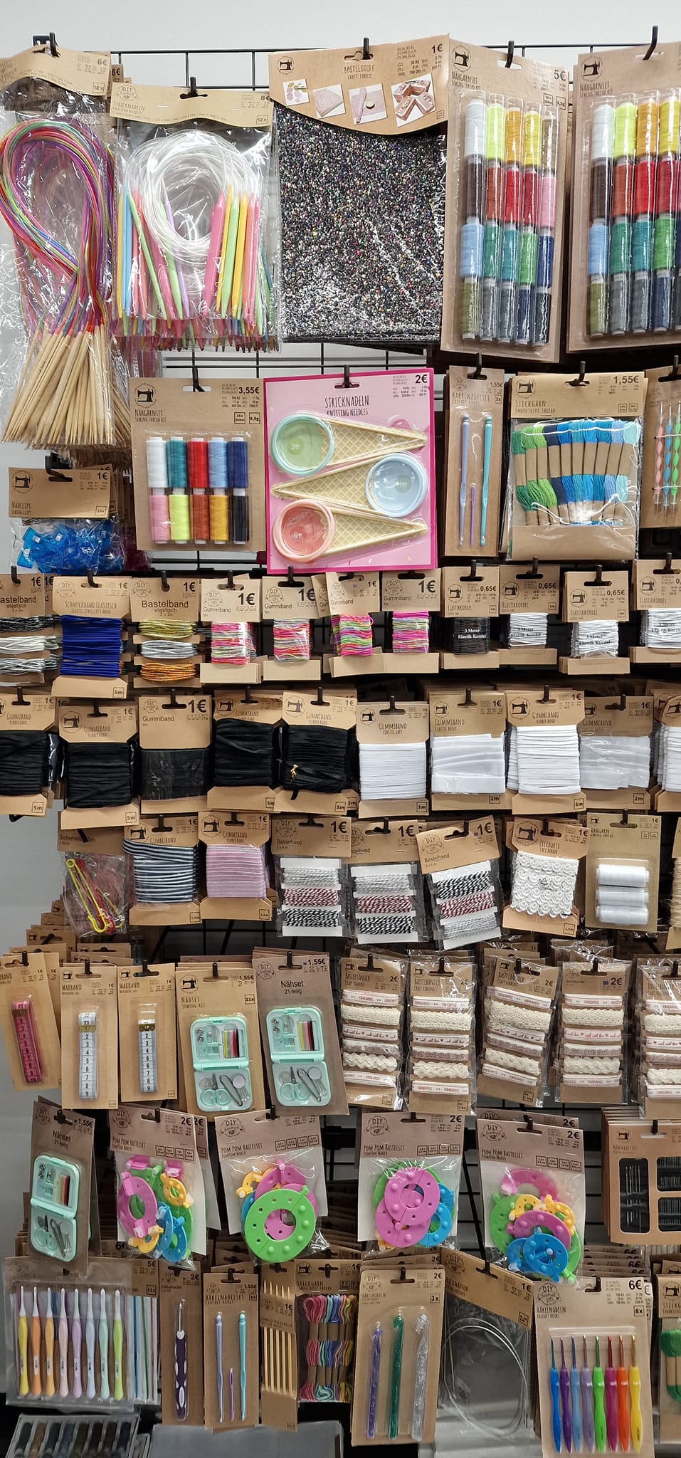 Przybory do szycia, szydełkowania i robienia na drutach. Zapraszamy🪢🧶🪡🧵