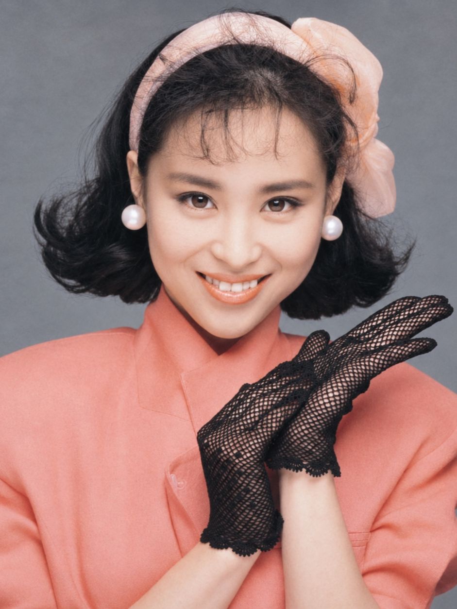 中森明菜 写真集 《気になる視線 私をつかまえて》 1982年12月15日 発行