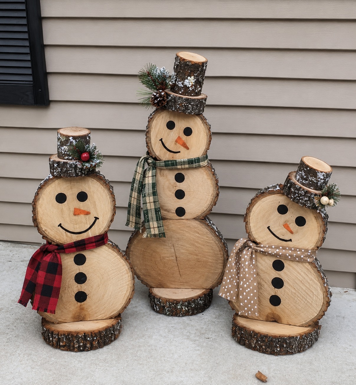 Upcycled wood slice snowmen and mosaic stump decor