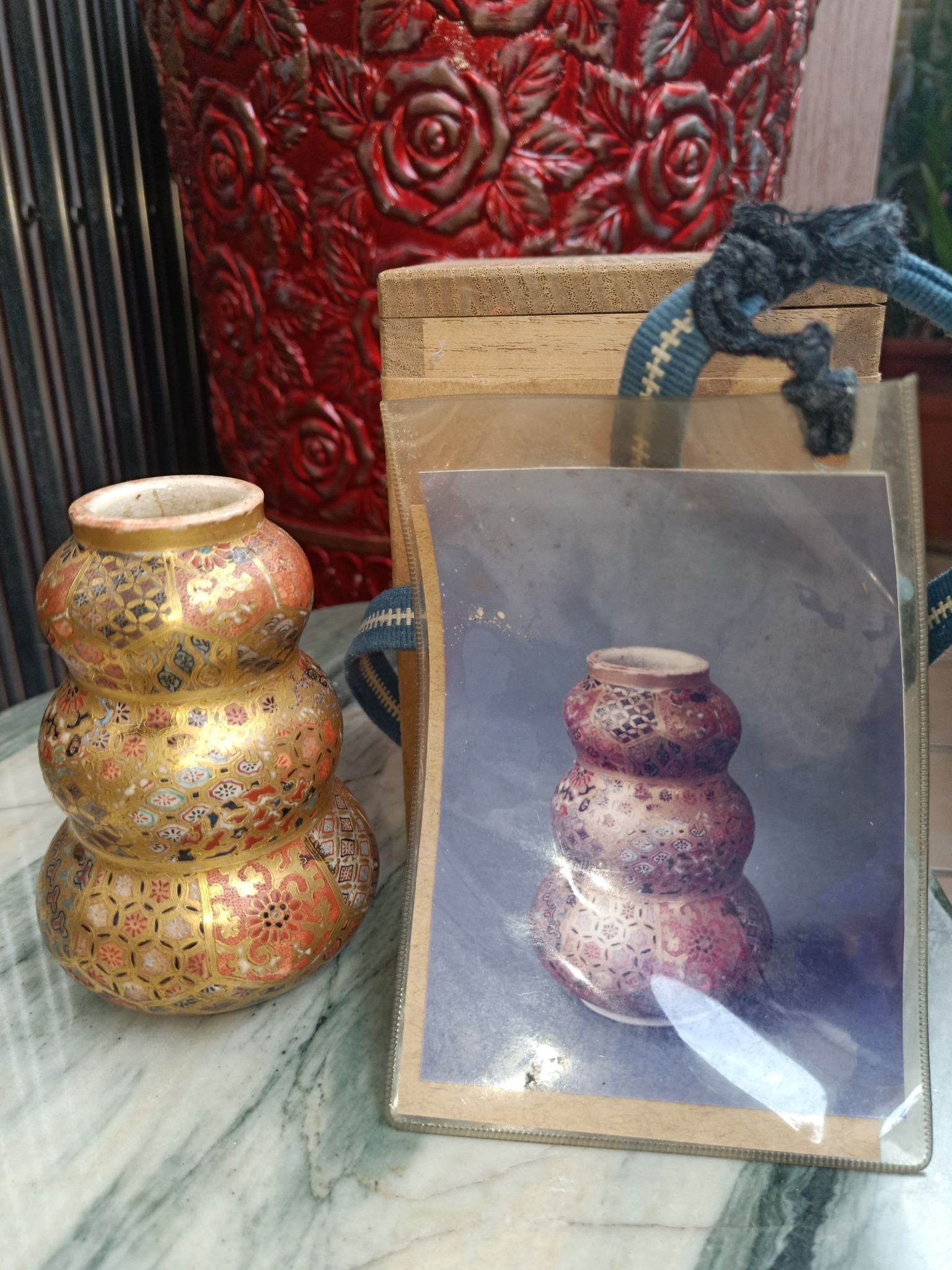 讓藏） 日本明治時代薩摩燒錦手花文瓶高度:9.5公分品相：完整，稀少附 