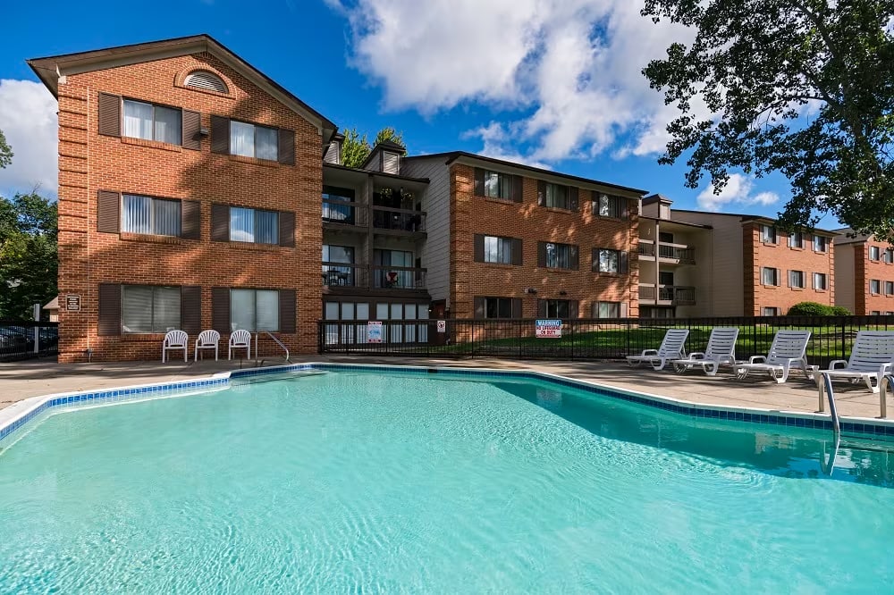 Country Squire & Weathervane Apartments | Clinton Township MI