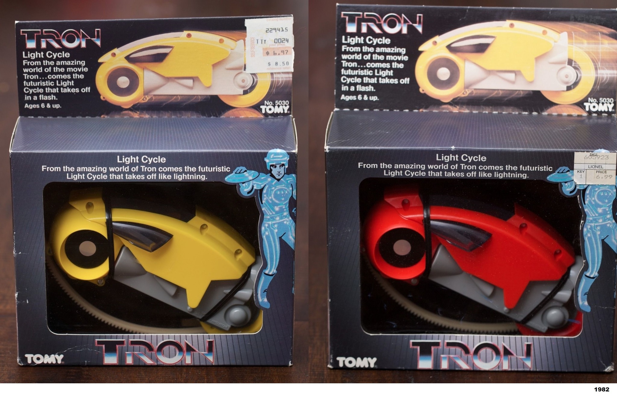 TRON Light Cycle the world the movie νια uturisticLigh Light tne