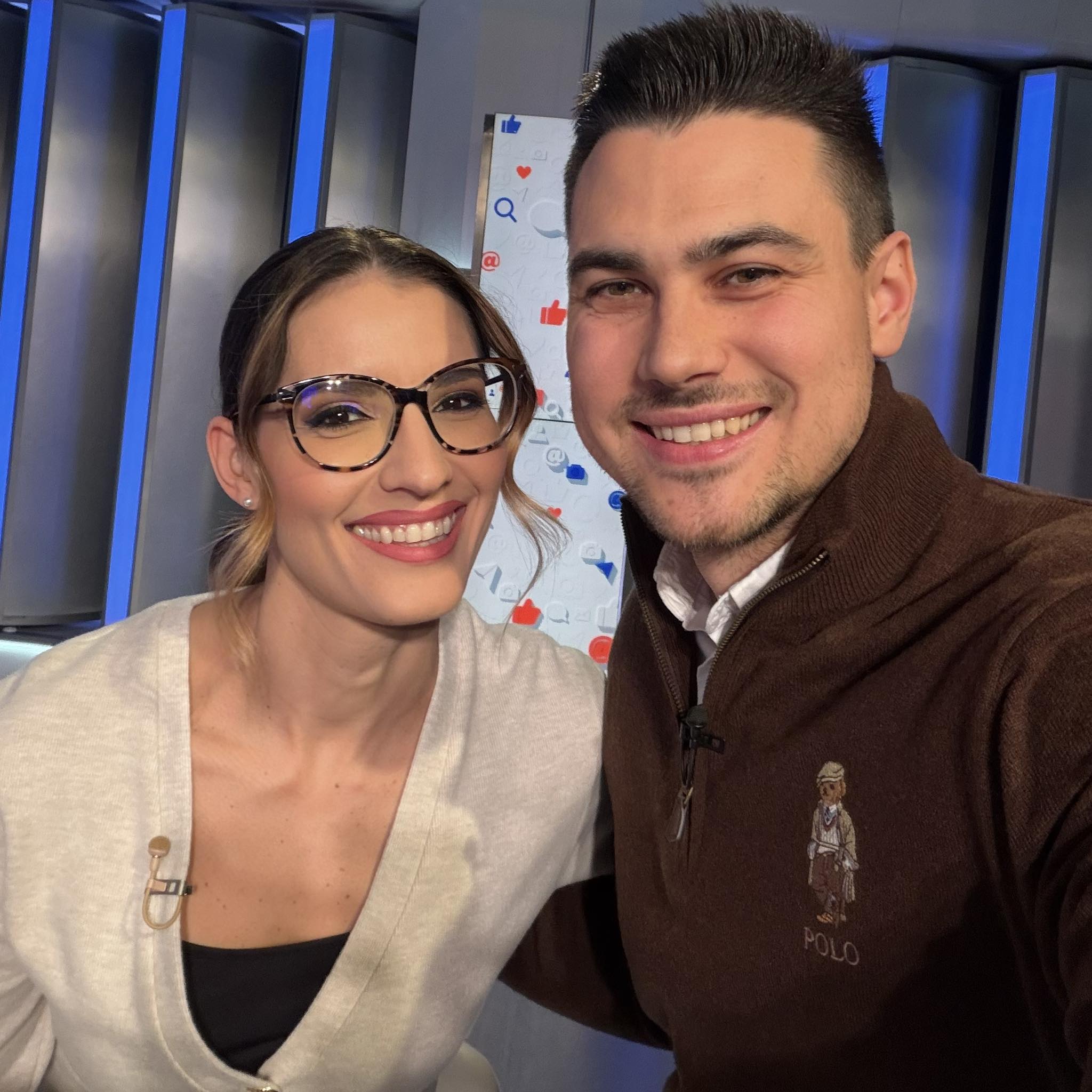 Szűcs - 😉 Régi kolléga, új szerepben! ⚔️ A mai vitát Stefi Déri vezeti ...