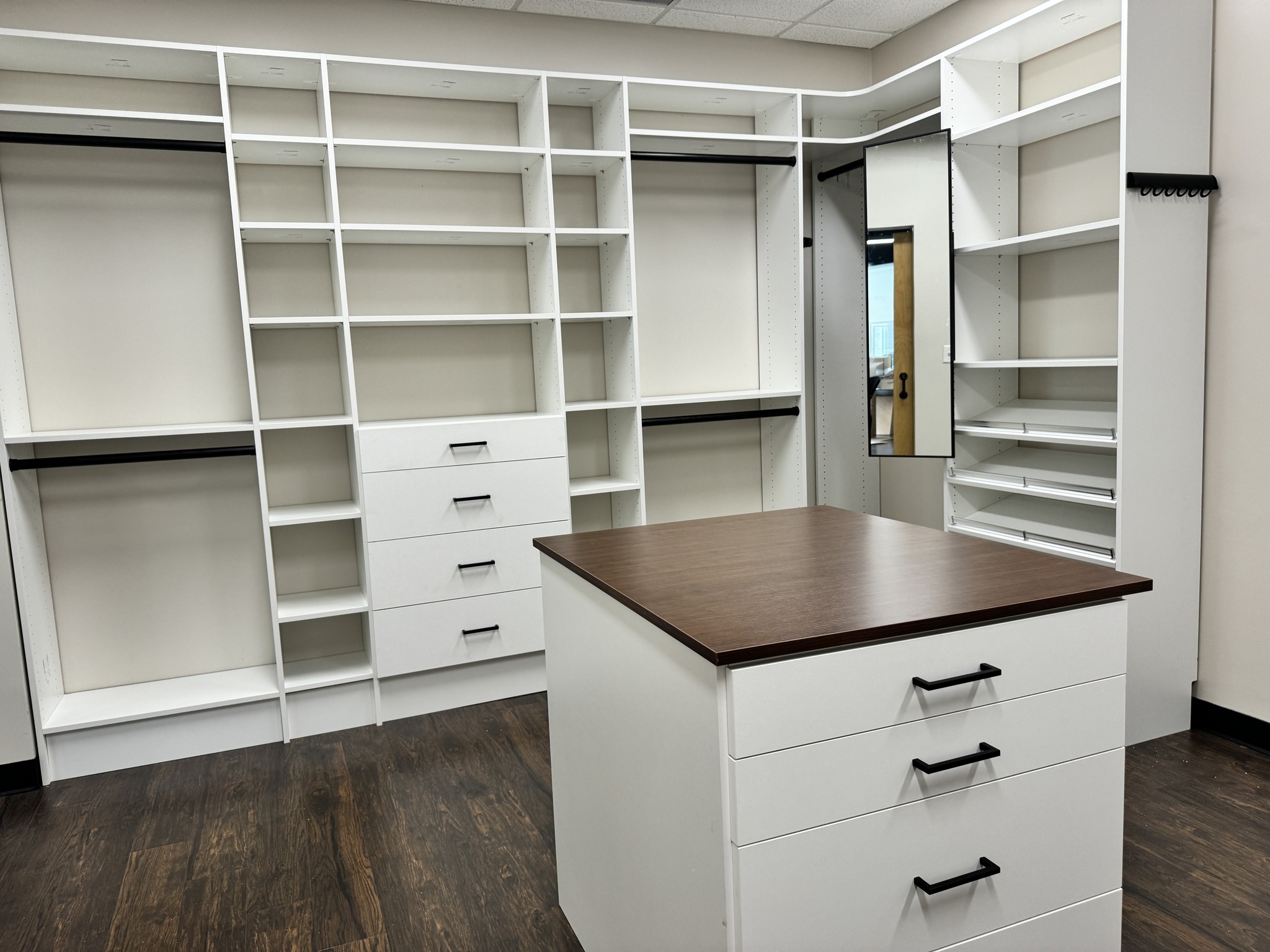 Up Closets of Loudoun & Fairfax County - Discover the luxury of