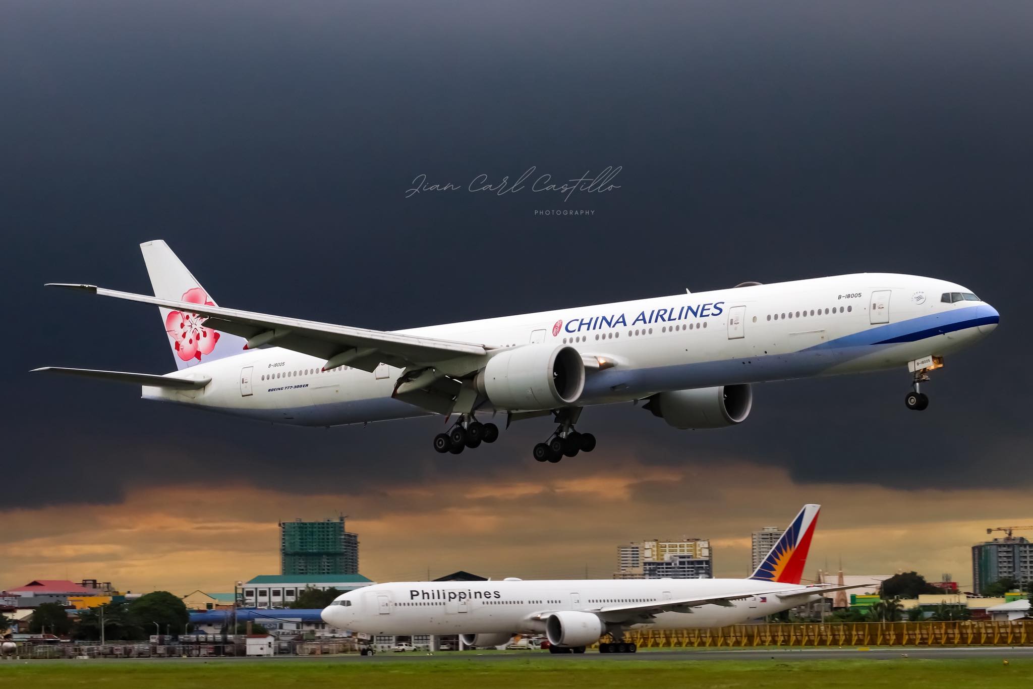 Double Triple Seven. [L] China Airlines 中華航空 Boeing 777-309(ER