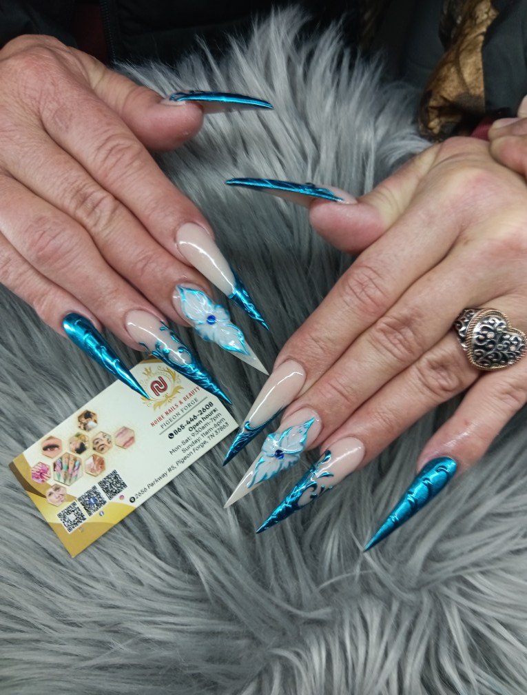 Noire nails and beauty pigeon forge 2656 Parkway is the best * the