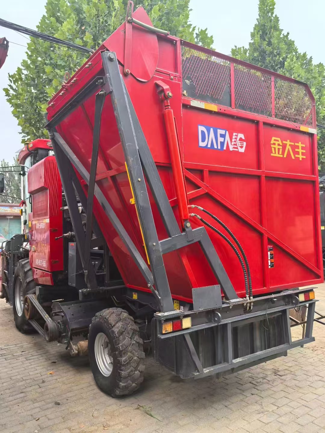 We are selling 2022 DAFANG corn harvesters; the number of
