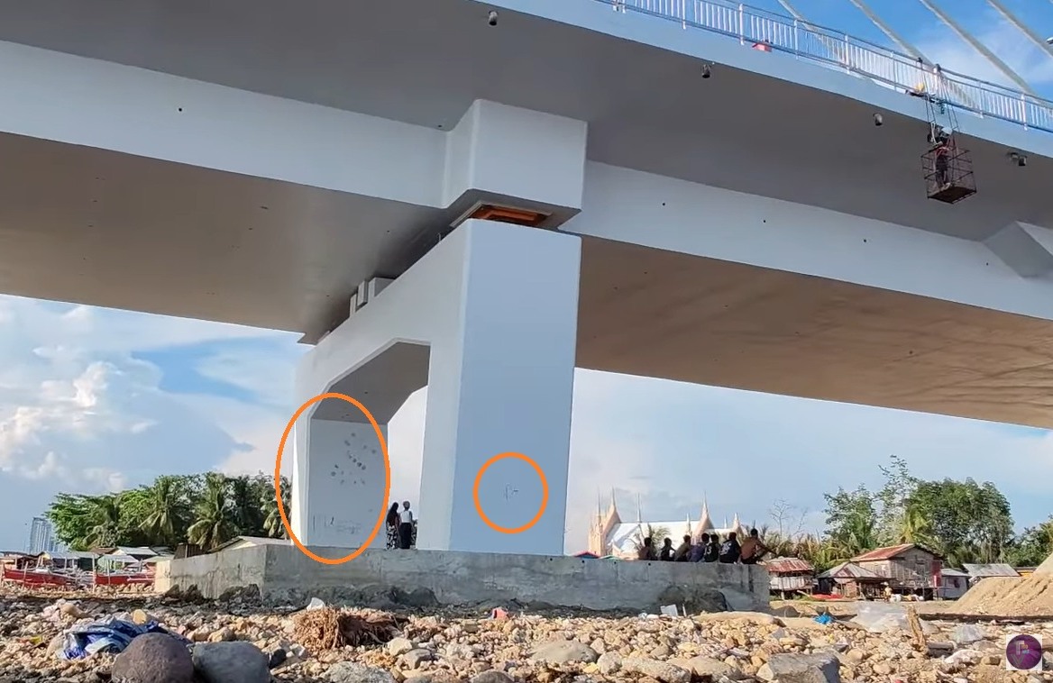 Davao - Vandals and dirt stains are now seen on one of the piers of the ...