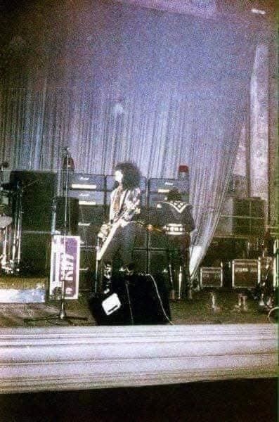 Black - #KISStory 18 de Outubro de 1974 HOTTER THAN HELL TOUR levava a ...