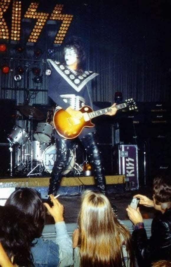 Black - #KISStory 18 de Outubro de 1974 HOTTER THAN HELL TOUR levava a ...