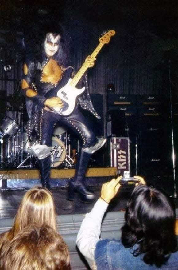 Black - #KISStory 18 de Outubro de 1974 HOTTER THAN HELL TOUR levava a ...