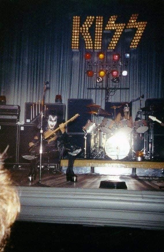 Black - #KISStory 18 de Outubro de 1974 HOTTER THAN HELL TOUR levava a ...