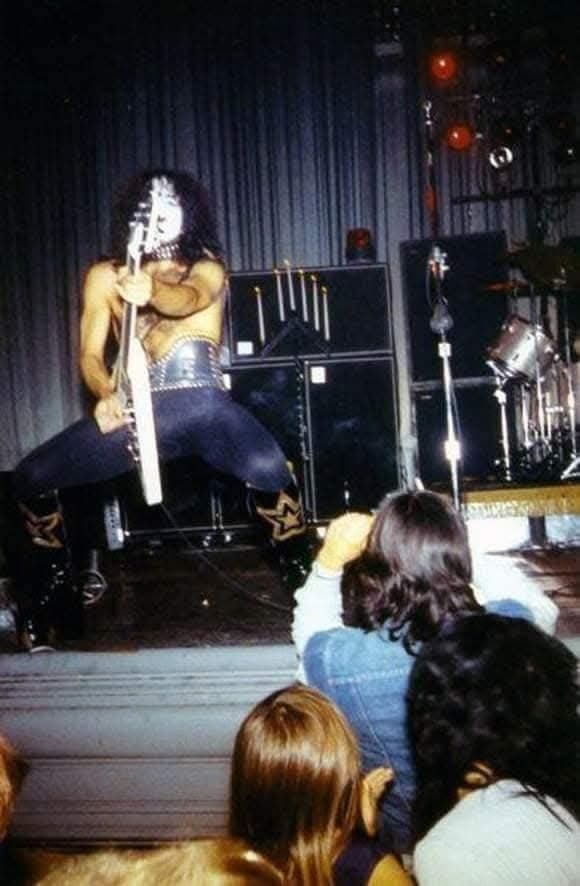Black - #KISStory 18 de Outubro de 1974 HOTTER THAN HELL TOUR levava a ...