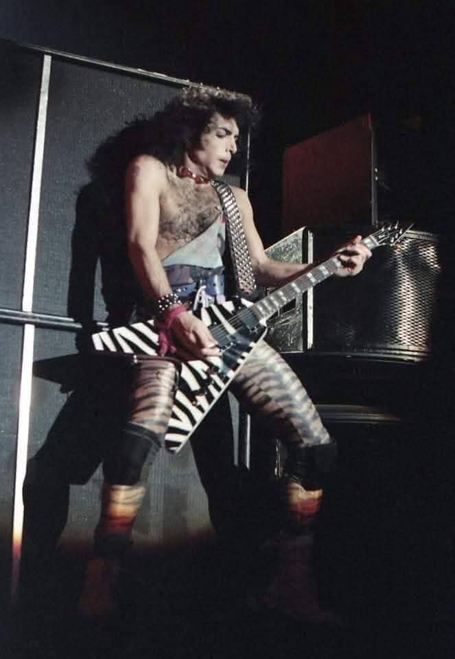 Black - #KISStory 22 de Outubro de 1983 LICK IT UP TOUR levava a banda ...