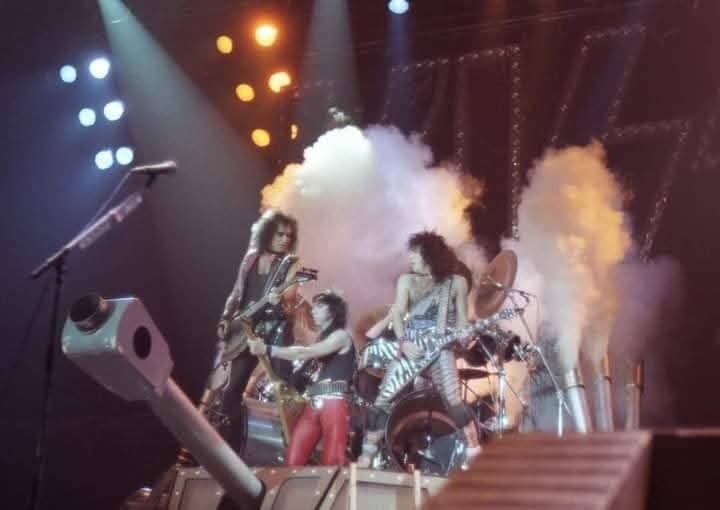 Black - #KISStory 22 de Outubro de 1983 LICK IT UP TOUR levava a banda ...