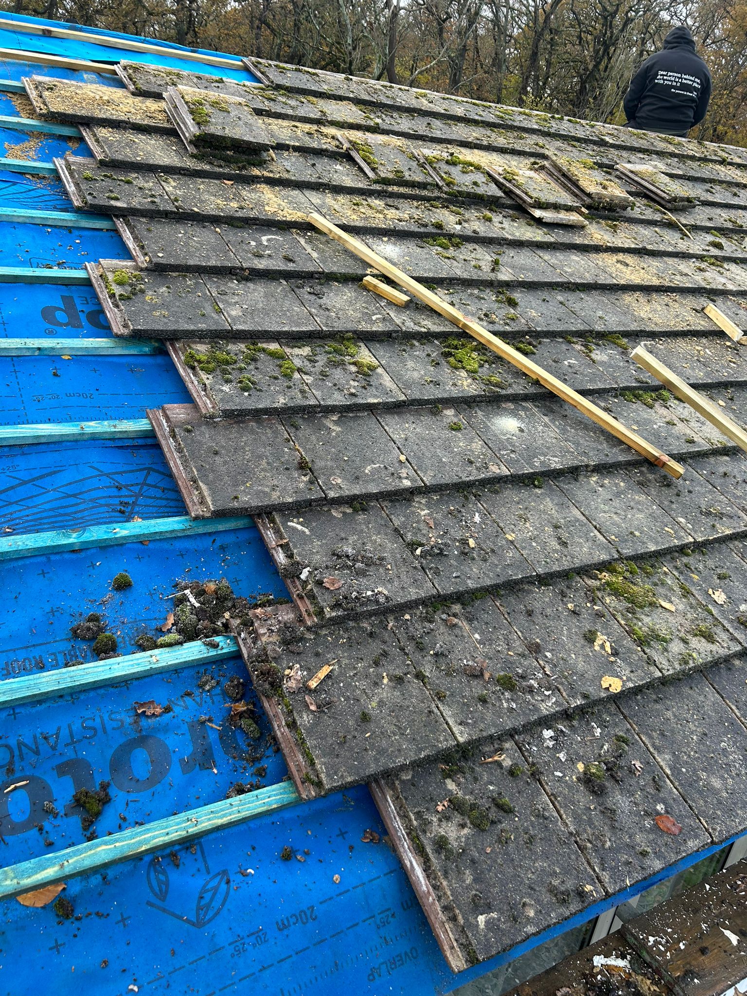 TJ - Another Big Roof Underway in Newport, IOW. Full strip taking place ...