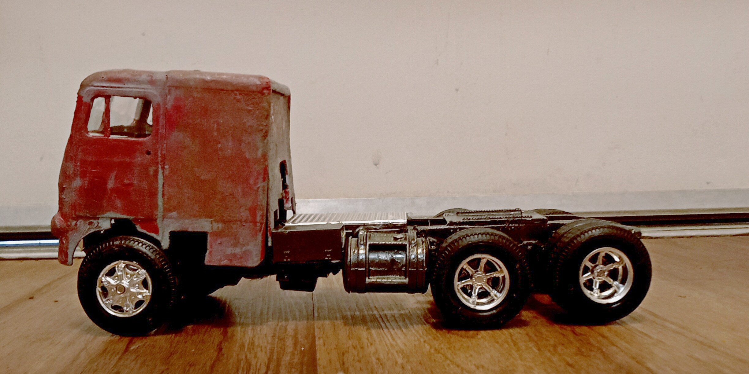 AMT White Freightliner SD/DD model truck build