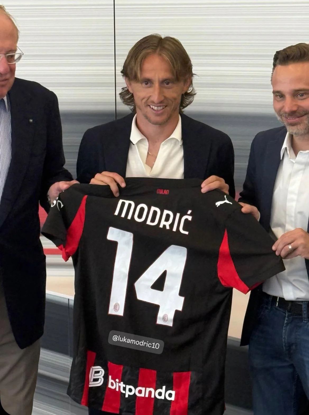 Luka Modrić dons the number 14 jersey with his new club, AC Milan. 🖤