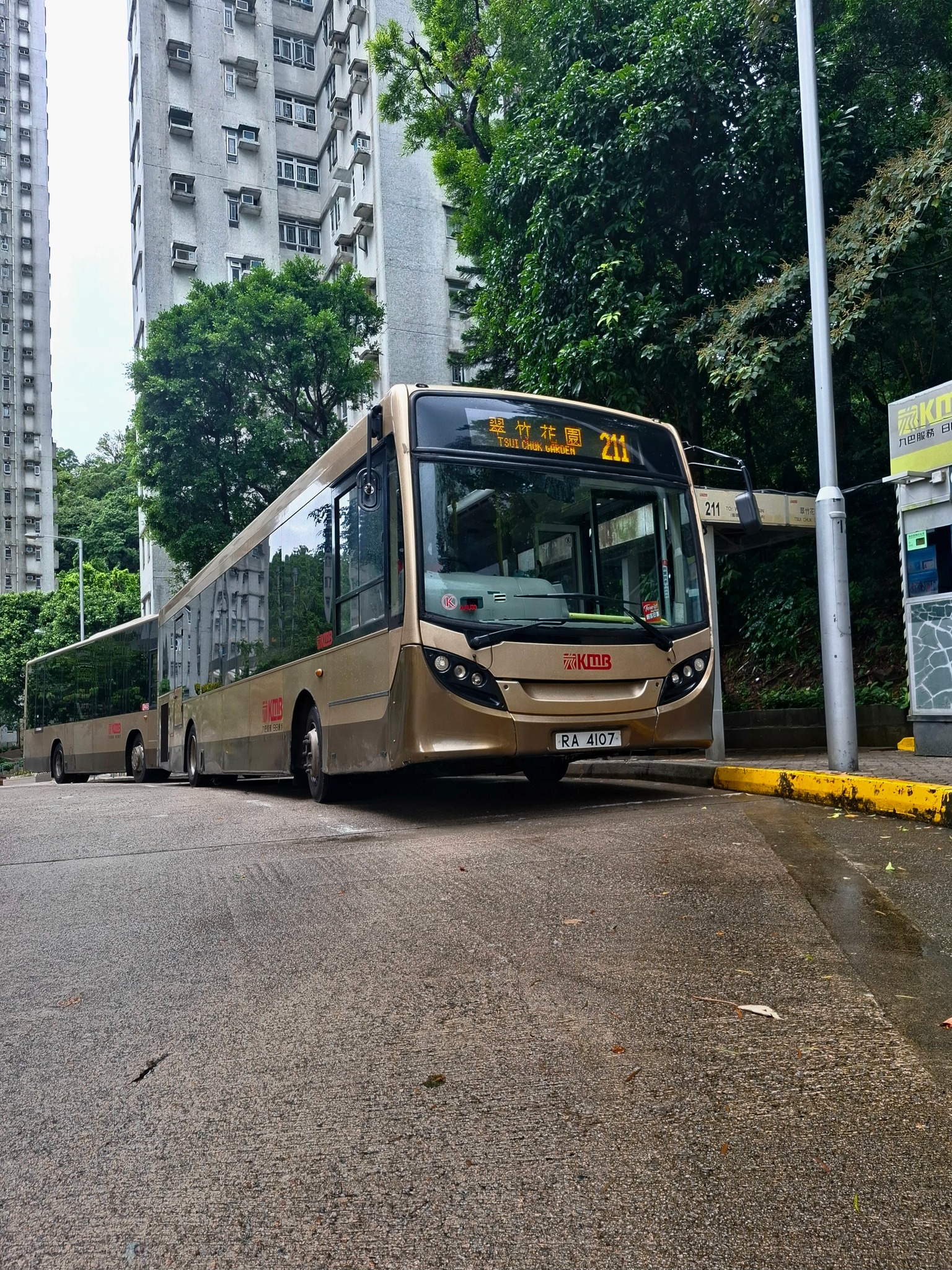 花32 Zhongtong and Eagleliner buses spotted at Warren Park roundabout