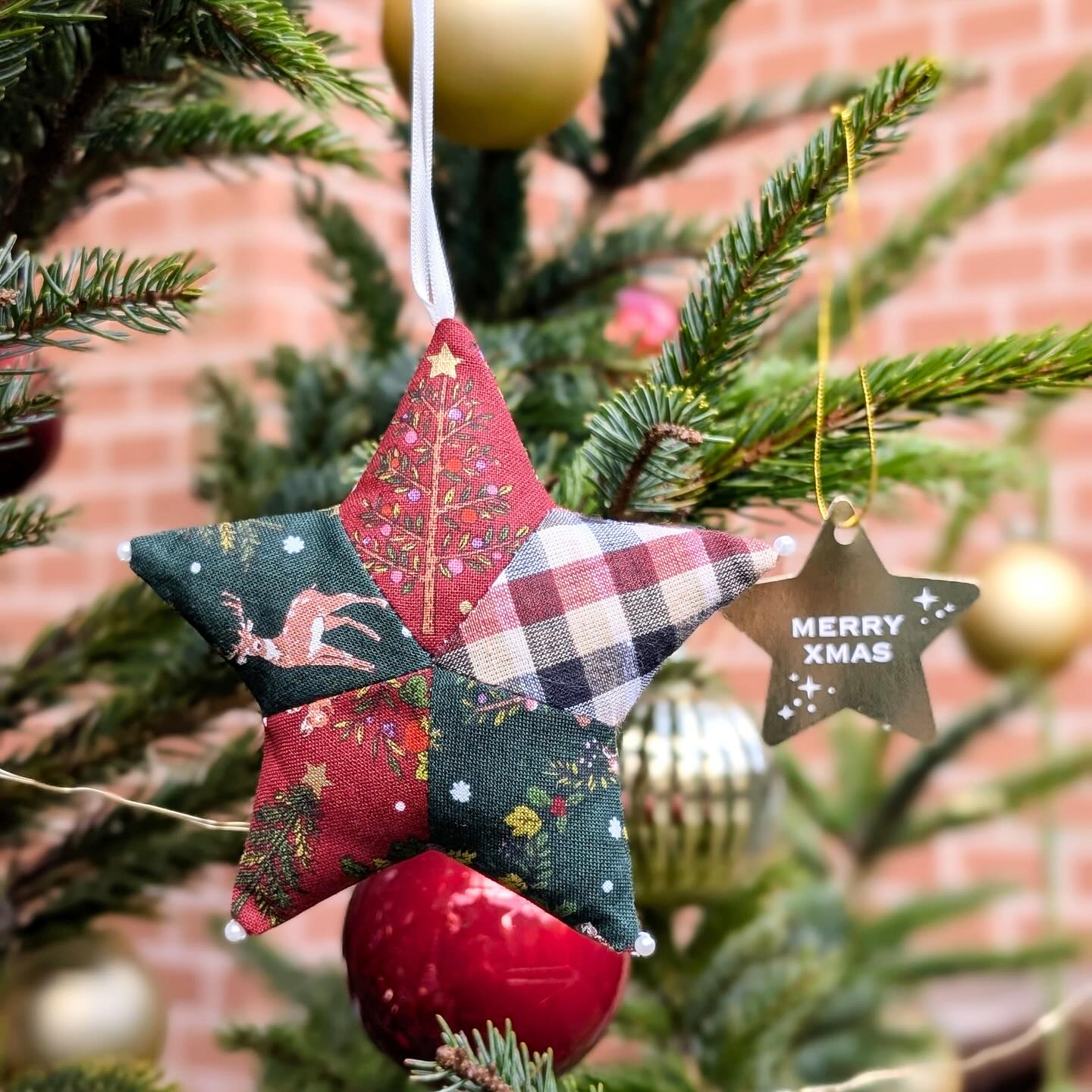 星のクリスマスオーナメント Happy Christmas! クリスマスらしい柄の