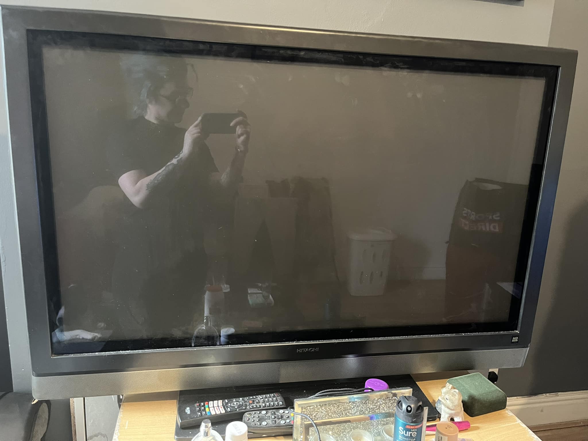 2006 Hitachi TV with foldable aerial