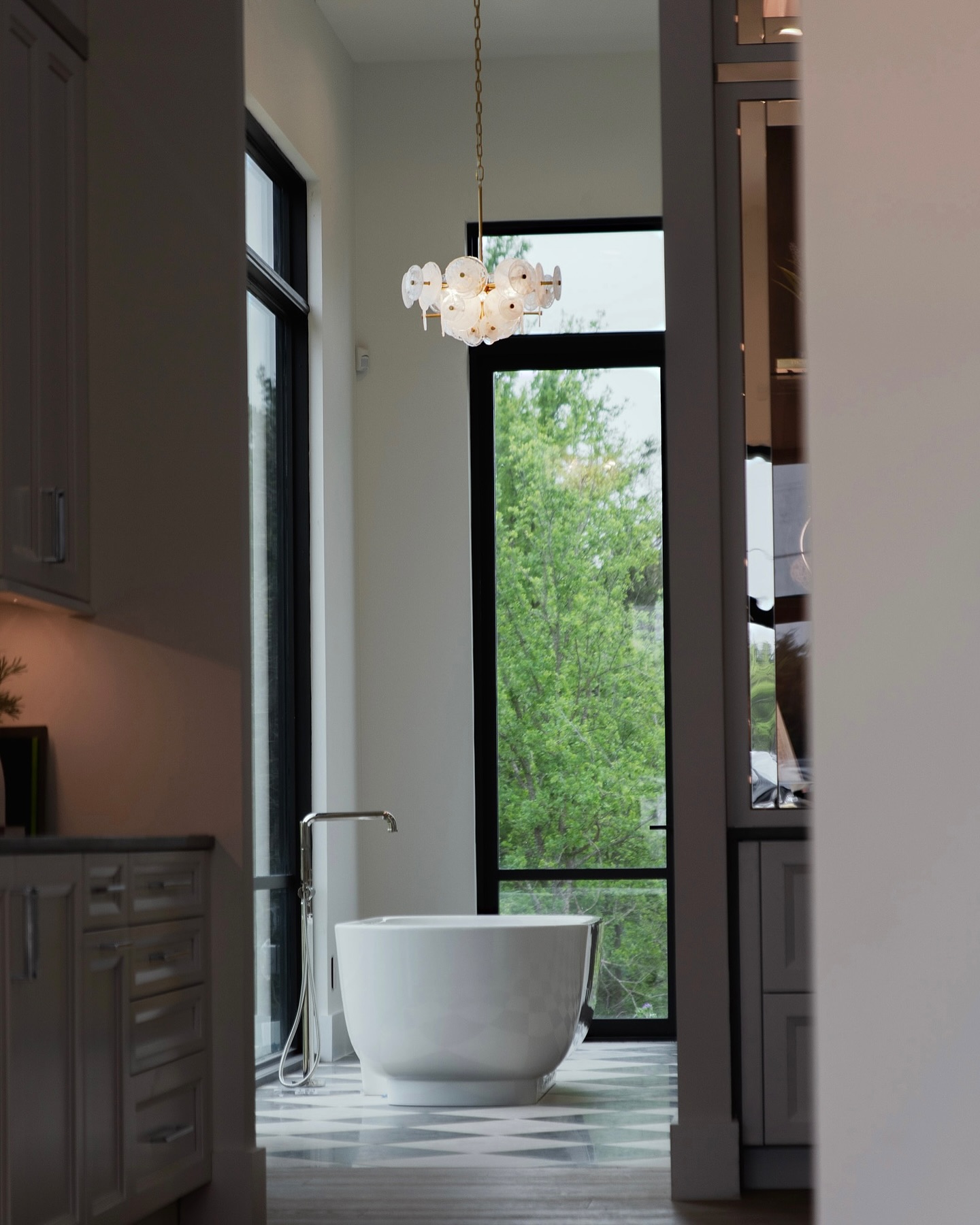 Kelly - This breathtaking bath pairs sculptural design with natural ...