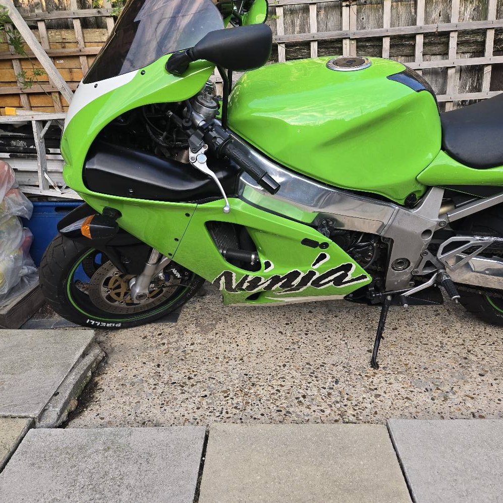 Zx7r for sale 1996 long mot and box of bits £ 1000 i need the bike