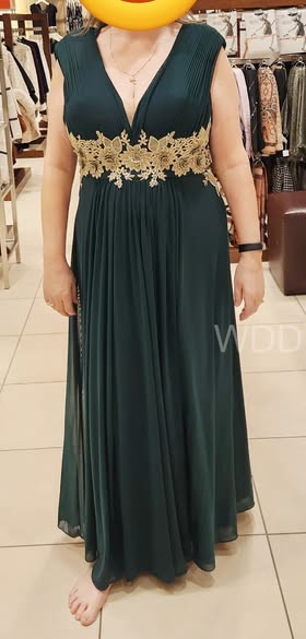 What color shoes with emerald green dress?
