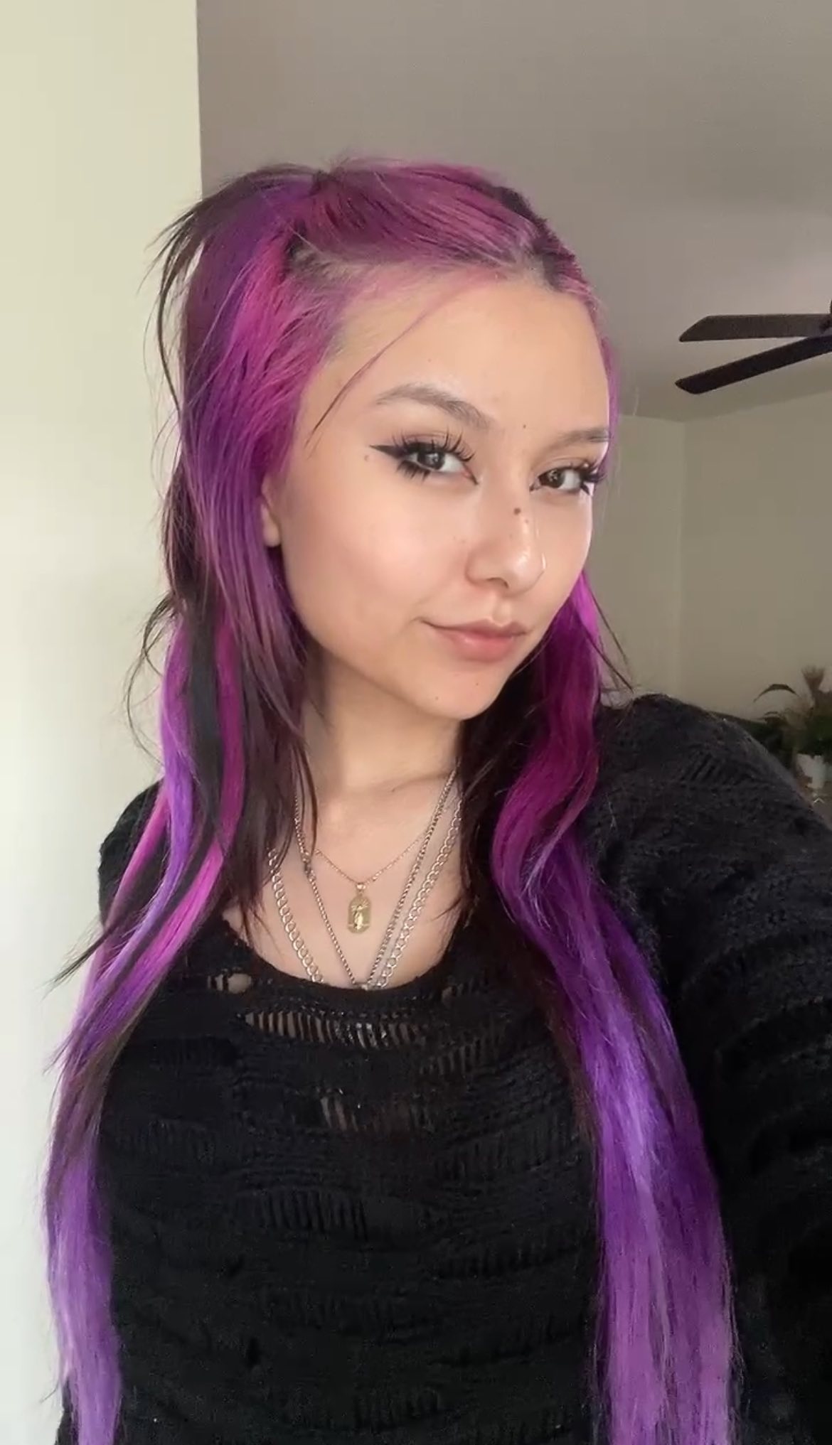 ✰҉҈҉҈҉҈様 comment a purple emoji ☮️👩🏻‍🎤💟 | Zhavia